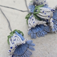 lyseblaa-hvid-prikker-blaa-perleblomst-gammel-fransk-blomst-glasperler